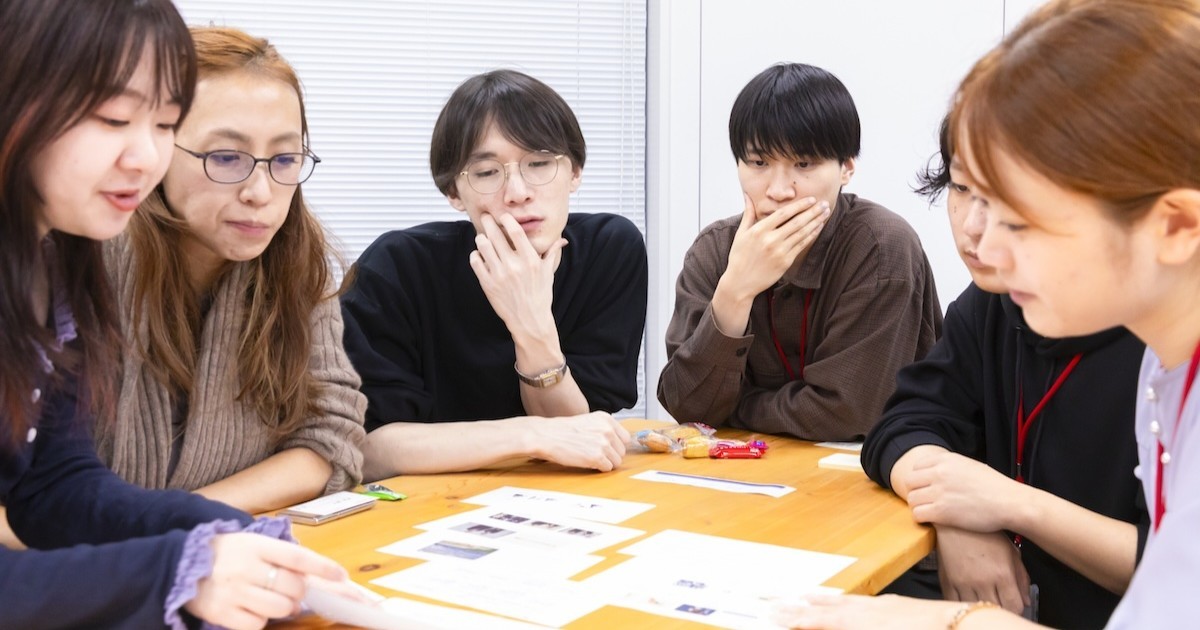 写真：情報設計パズルワークショップでのディスカッションの様子2