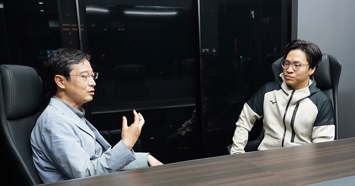 写真：（左から）太田氏と伊原氏が二人で話す様子