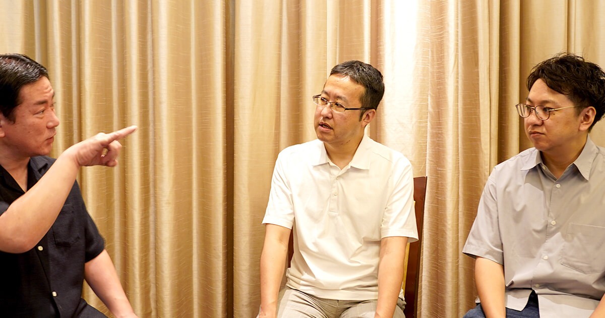 対談風景（山本の話に耳を傾ける田代と野島）