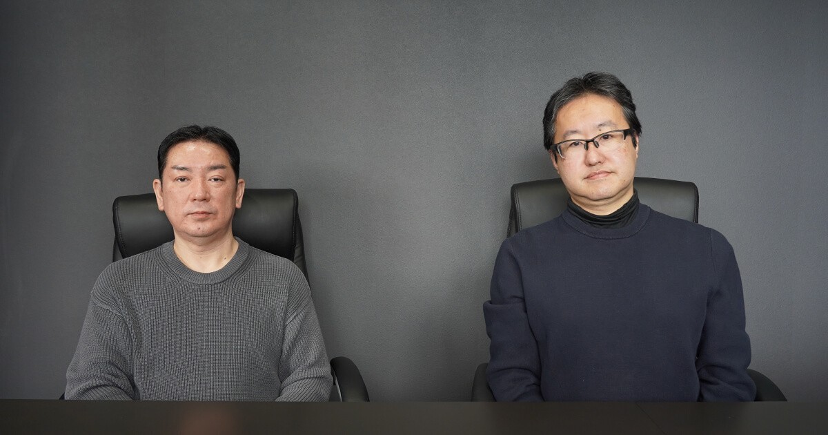 集合写真：山本（左）、田代（右）で椅子に座っている様子