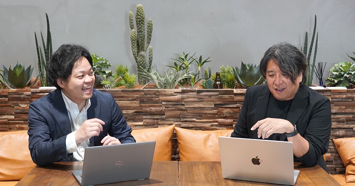 写真:二人が会話している様子