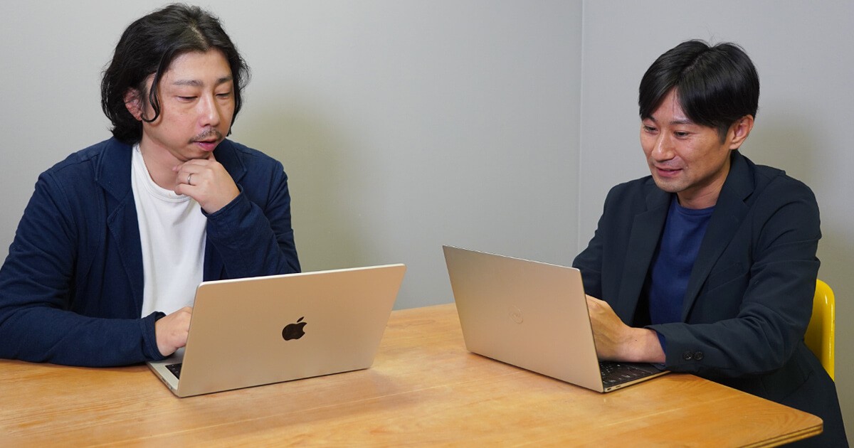 写真：二人がPCをみながら会話するシーン