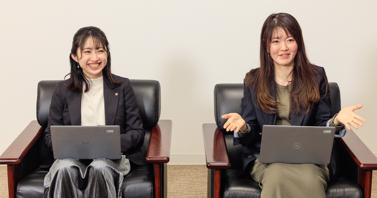 写真：左から篠原氏、松田氏が話している様子。