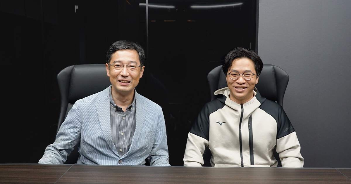 集合写真：笑顔の（左から）太田氏と伊原氏