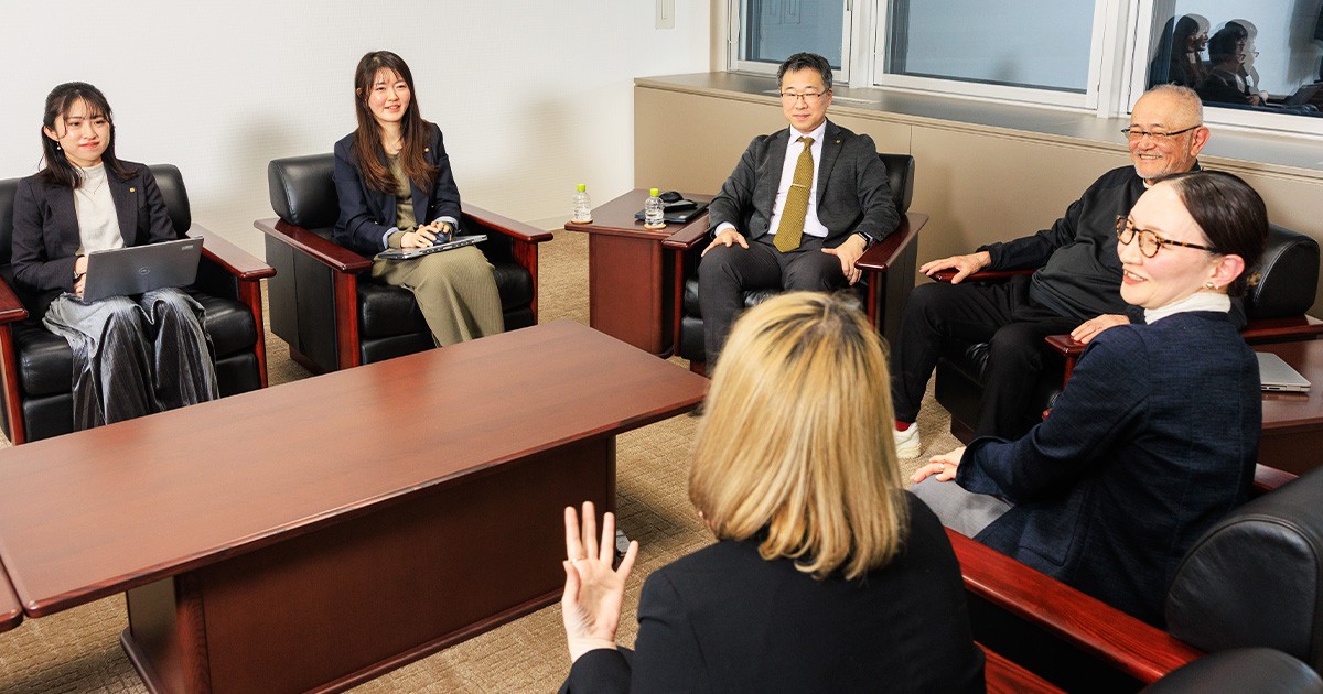 写真：テーブルを囲み、左から篠原氏、松田氏、北垣氏、橘、新山、三木が座っている。三木が話している様子を全員が聞いている様子。