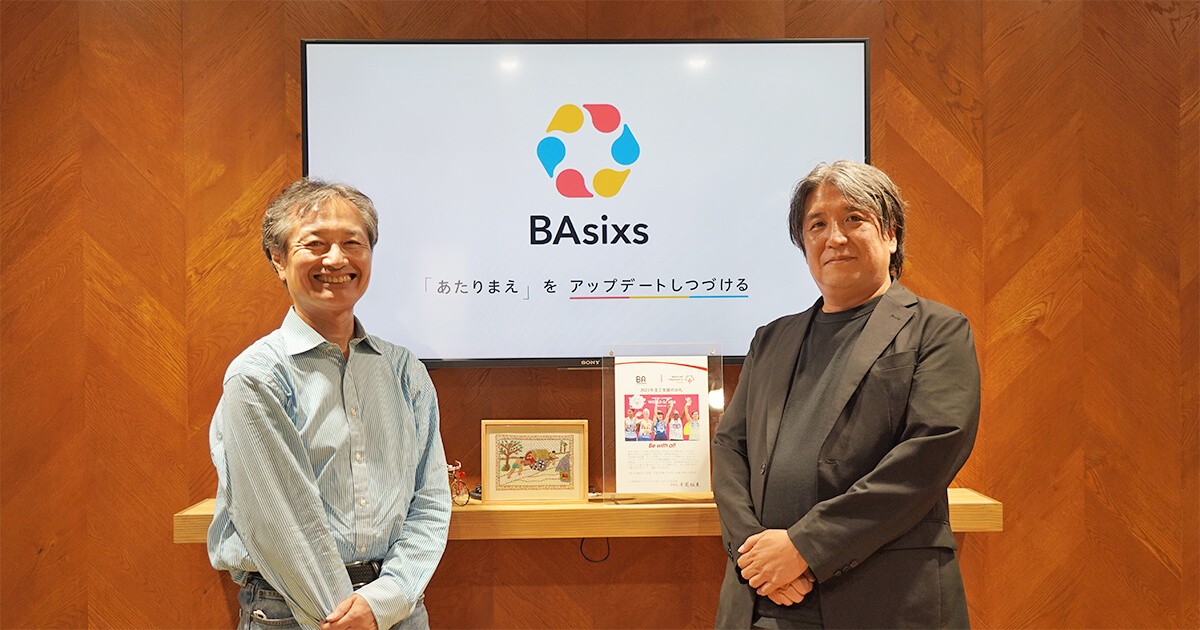 写真：ビジネス・アーキテクツのオフィスエントランスにて二人で並んでいる様子
