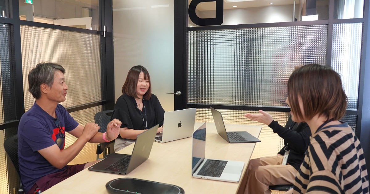 写真：複数人で話す様子