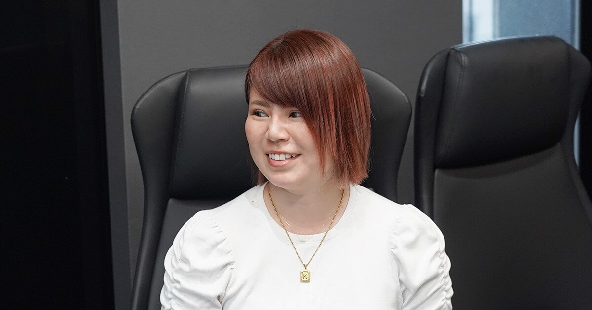 対談風景：遠藤が話している様子