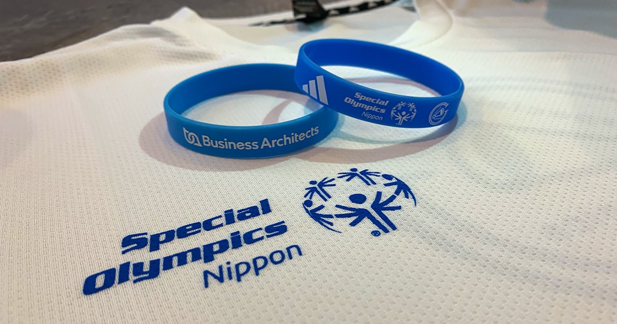 写真：参加者に配布された記念Tシャツ（協賛：アディダス ジャパン株式会社さま）とリストバンド、BAオリジナルの特注リストバンド。