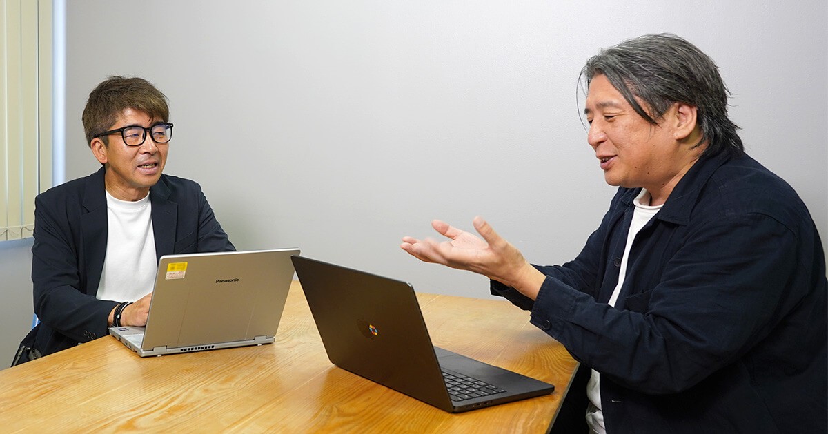 写真：ねぎお社長と小山が会話している様子