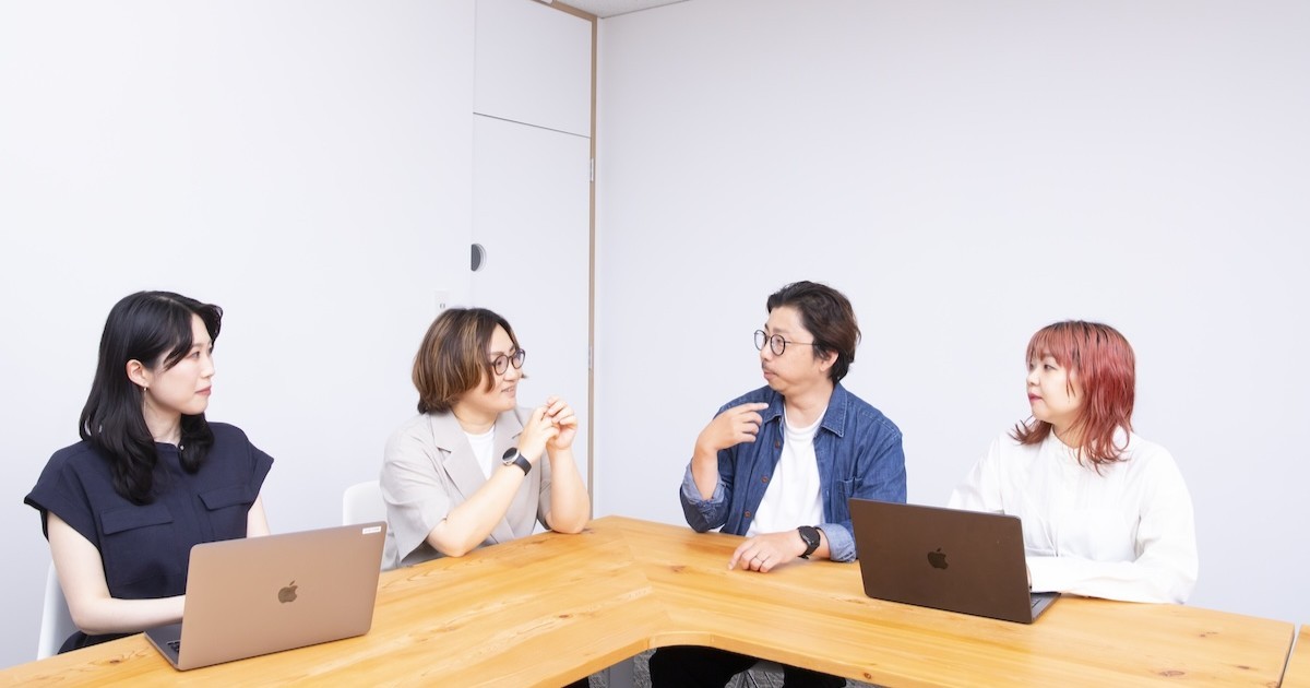 写真：情報設計パズルワークショップを企画した4人の座談会の様子