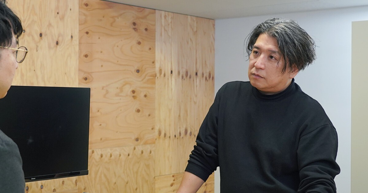 写真：小山が会話するシーン