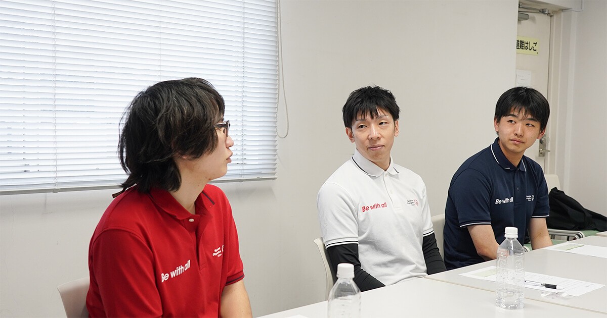写真：仲江氏が話している様子（三上氏と猪熊氏が耳を傾けている）
