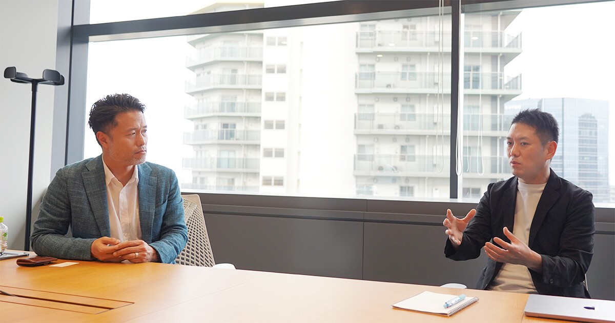写真:BA村田と株式会社Adobe鵜瀬さまの会話の様子